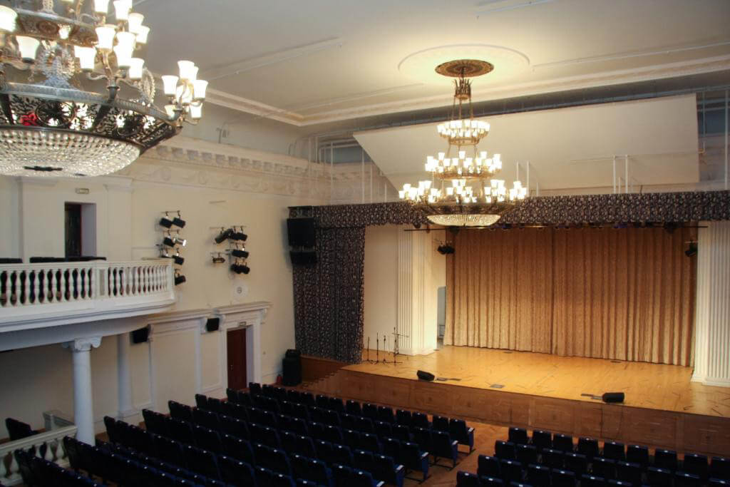 Концертный зал университета. Московский Международный университет большой актовый зал. Актовый зал ЦМИ. ММУ большой актовый зал. Актовый зал в классическом стиле.